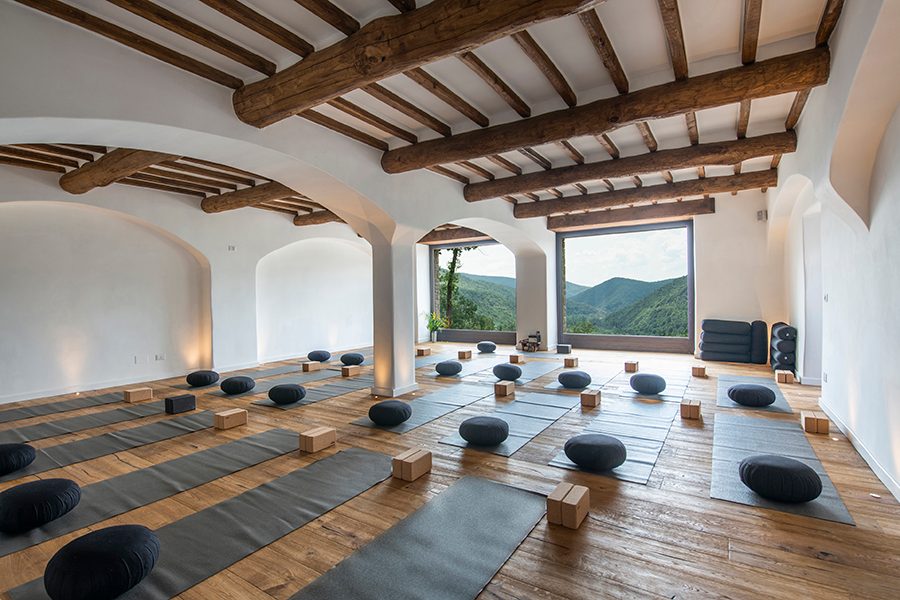  Interior of a well-lit room used for meditation at Eremito Hotelito del Alma.